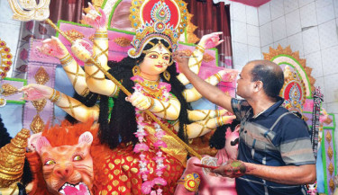 Khulna artisans race against time as Durga Puja approaches