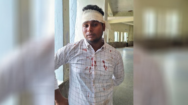 Chhatra Dal activists beat up journos in Barishal city