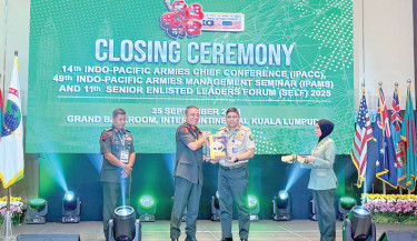 Army Chief General Waker-Uz-Zaman receives a crest at the closing ceremony of the 14th Indo-Pacific Armies Chief Conference (IPACC) in Kuala Lumpur, Malaysia, on 25 September. 	-ISPR PHOTO