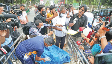 A Dhaka University proctorial team and its Estate Office conduct a drive against vagabonds, floating population and drug abusers found on the campus on Saturday. DUCSU Social Welfare Secretary AB Zubair coordinates the drive.  -  KAMRUL ISLAM RATAN