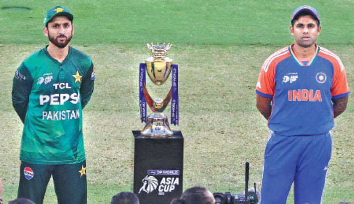 India's captain Suryakumar Yadav (R) and his Pakistani counterpart Salman Agha pose with the trophy before the start of the Asia Cup 2025 final at the Dubai International Stadium in Dubai on Sunday. 

AFP Photo