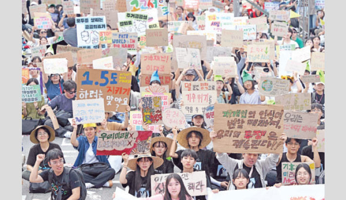 Protesters participate in a rally for Climate Justice in Seoul on 27 September 2025. Photo: AFP