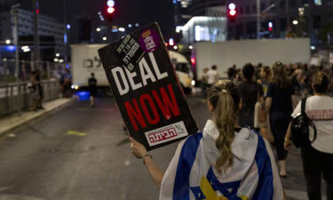 Israelis rally for Gaza deal ahead of Netanyahu-Trump meeting