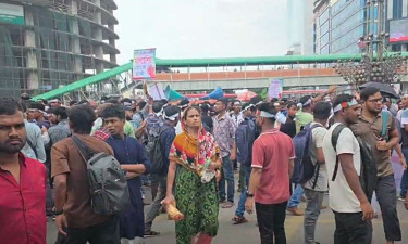 Workers denied entry to Malaysia block road in Karwan Bazar
