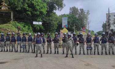 Army escorts 2,000 tourists to safety after 27 injured in Khagrachhari violence