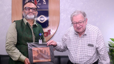 Oxford University Emeritus Professor meets DU VC