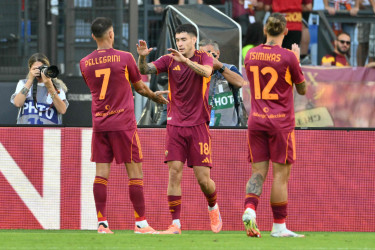 Roma beat Verona to join Napoli at summit
