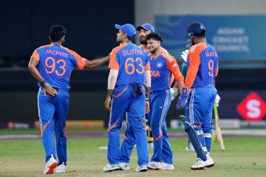 Kuldeep helps India bowl out Pakistan for 146 in final