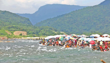 Tourist influx at Sadapathar amid rising risk from broken stones
