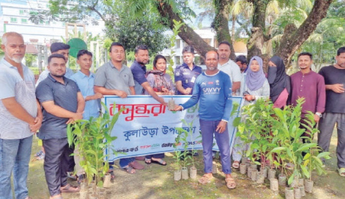 Unit members distribute fruit saplings in Kulaura