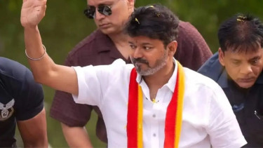 Vijay arrived late, held roadshow without nod