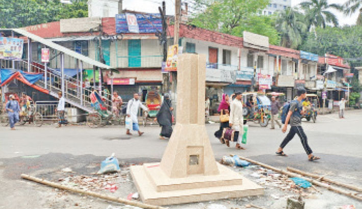 A decade after the brutal killing of tailor Bishwajit Das, teachers and students of Jagannath University have built a memorial in his honour at the Sadarghat-Shakhari Bazar intersection in Old Dhaka. -collected Photo