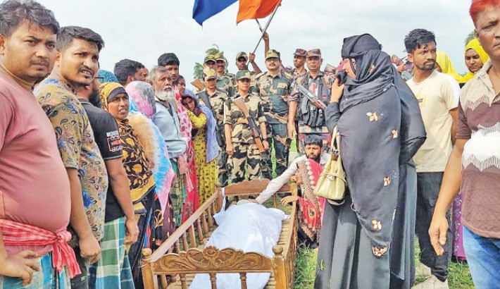 Relatives of Indian national Jabbar Mondal, who died Tuesday night from age-related complications, pay their final respects at the Sharsha frontier in Jashore on Wednesday after a flag meeting between the BGB and BSF. Daily sun Photo