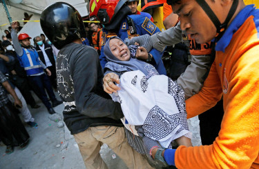Indonesia quake slows efforts to rescue 91 trapped by school collapse