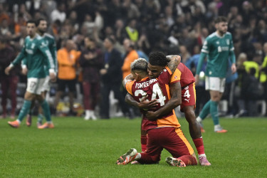 Liverpool lose to Galatasaray, Chelsea beat Mourinho's Benfica