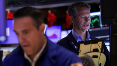 Stocks mixed, gold hits record as US government shuts down