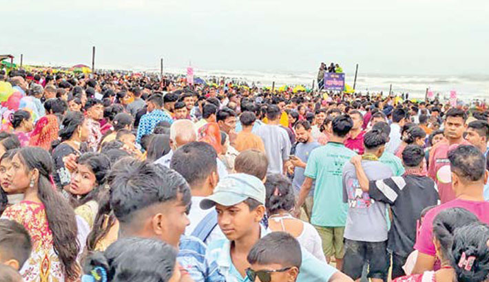 Tourist spots bustle with holidaymakers
