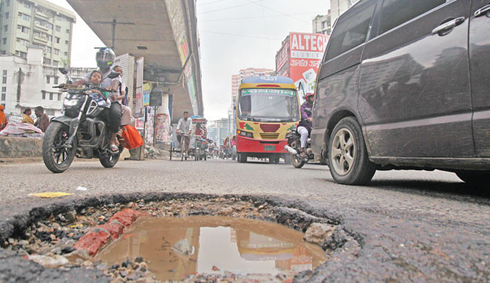 The road leading to the Malibagh-Mouchak flyover develops a dangerous hole, posing a serious risk of accidents, especially at night, as authorities remain unresponsive. The snap was taken on Thursday. 	-NAZMUL ISLAM