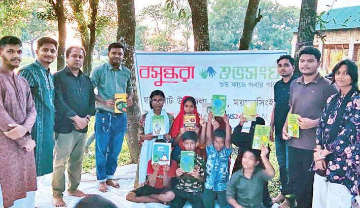 Quiz competition in Haluaghat awards 10 champs