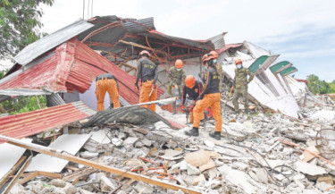 69 killed as quake strikes central Philippines