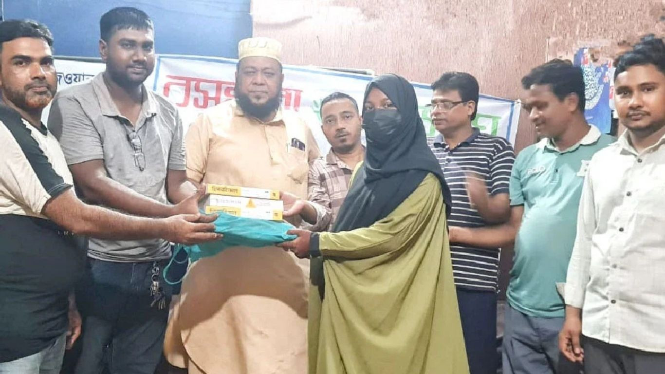 Shuvosangho provides books to Safa Marwa