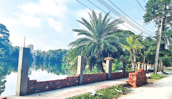Case filed against DC over Barishal lake wall