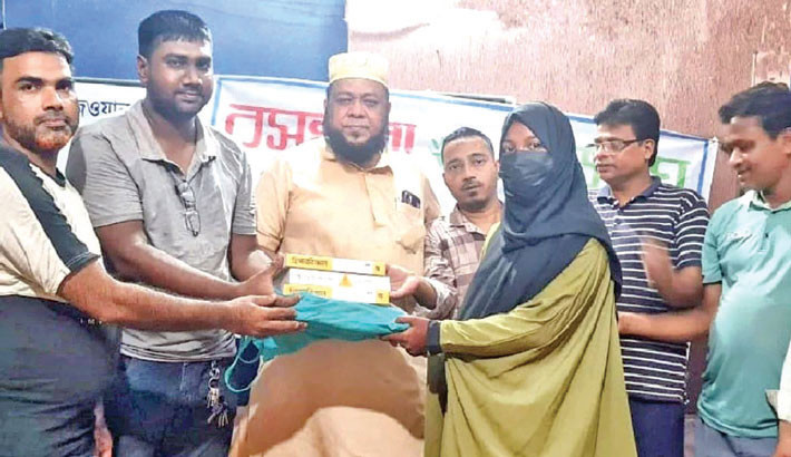 Meritorious student receives books to pursue her dreams