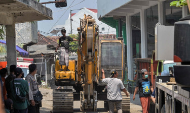 Indonesia school collapse death toll rises to 14