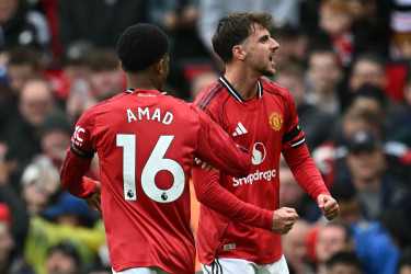 Arsenal go top as Man Utd ease pressure on Amorim