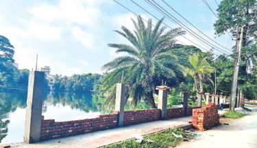 Case filed against DC over Barishal lake wall