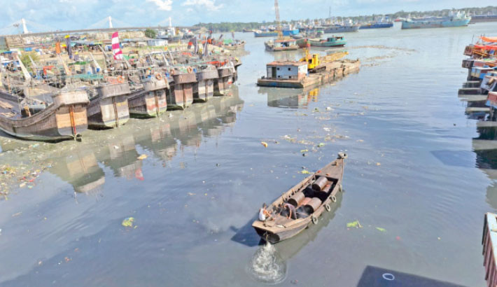 Sewage, plastic waste, and discharge from industrial factories in Chattogram flow into the River Karnaphuli, polluting the port city’s vital lifeline and threatening its aquatic ecosystem. The photo was taken on Sunday. -Rabin chowdhury