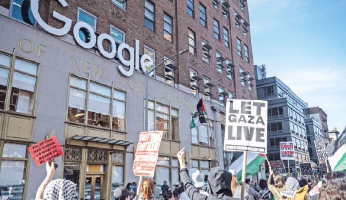 People passing by the Google building react negatively during a pro-Palestinian rally 4 on October 2025 in New York city. Photo: AFP