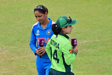 No handshakes again as India, Pakistan meet at Women's World Cup
