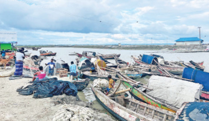 Fishermen mend nets, patch worn-out sails and prepare anchored boats along Sonagazi coast in Feni, as the 22-day hilsa fishing ban, which began on 4 October, brings a pause to the shoreline’s bustling rhythm. The photo was taken on Sunday. -Focus bangla