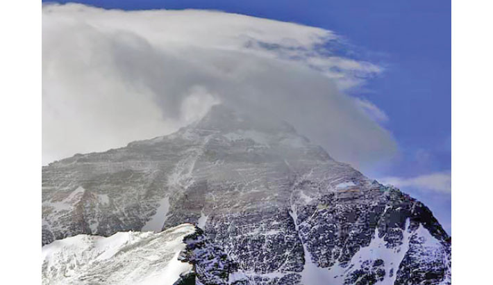 Almost 1,000 trapped on Tibetan side of Mount Everest by blizzard