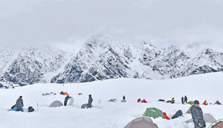 Hundreds of trekkers escape from blizzard-struck Everest in Tibet
