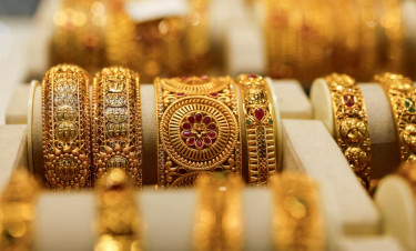 Gold sails past $3,900/oz for first time on safe-haven bids