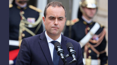France's new PM resigns, hours after cabinet unveiled