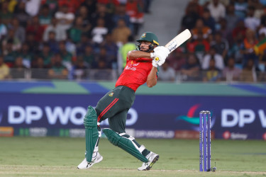 Saif shows how six-hitting’s done