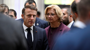 France's Macron pressed to end political 'mess'