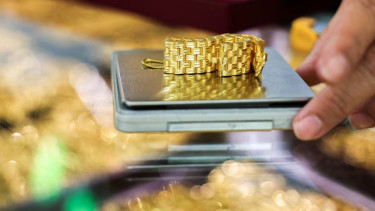 Gold hits record high on broader uncertainty, rate cut bets