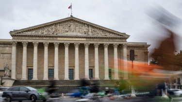 France PM in final effort to salvage cabinet