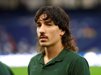 Cycling to training and second-hand shoes, Betis's Bellerin wins green award