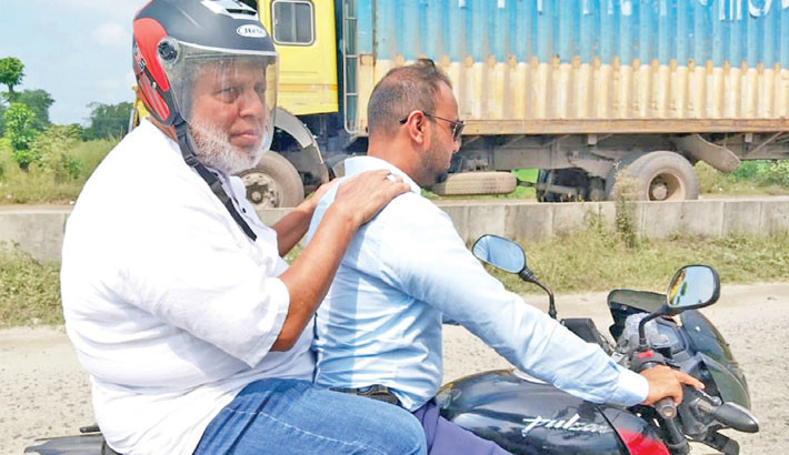 Traffic jam forces road adviser onto bike