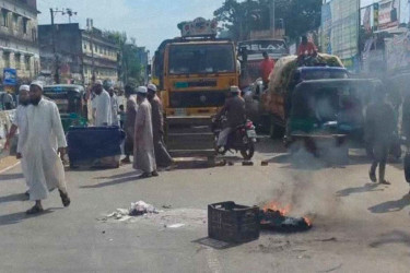 Hefazat activists block Ctg highways for hours protesting leader's death in road crash
