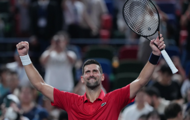 Djokovic overcomes fatigue and humidity to reach Shanghai quarterfinals