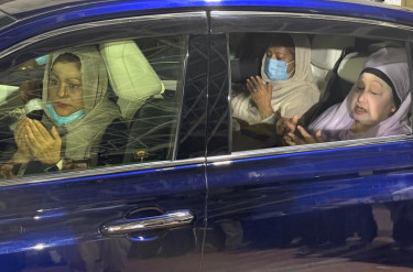 Khaleda offers fateha at Zia’s grave