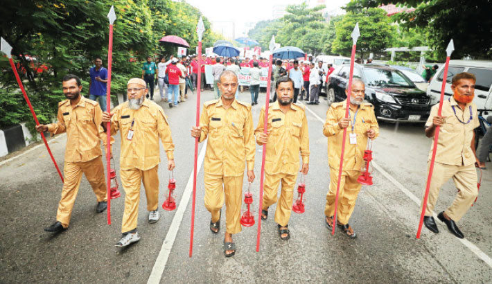 The Ministry of Posts, Telecommunications and Information Technology holds a rally in the capital’s Agargaon on Thursday to mark World Post Day. -Daily sun Photo