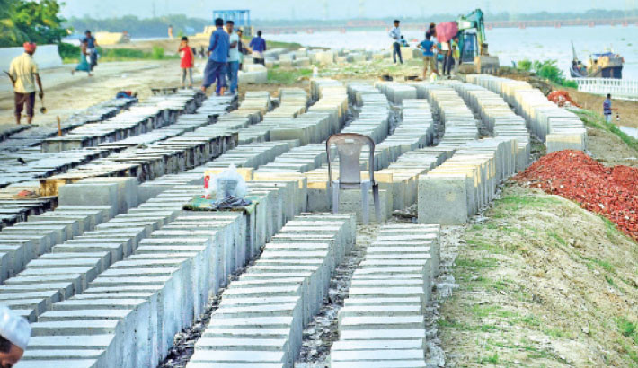 Blocks are being installed along the dyke stretching from Natun Bridge to Kalurghat Link Road in Chattogram as part of ongoing protective work. The snap was taken from Bolirhat area on Friday. -Rabin chowdhury