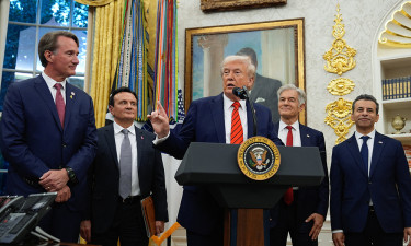White House lays off thousands of govt workers, blaming shutdown
